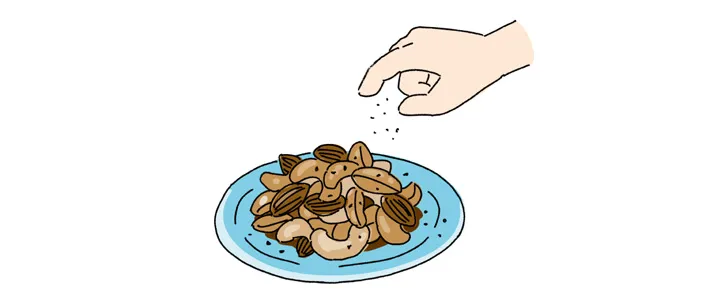 人肌に冷めたら2を皿に盛り、塩ひとつまみと黒胡椒少々をぱらぱらとふる。