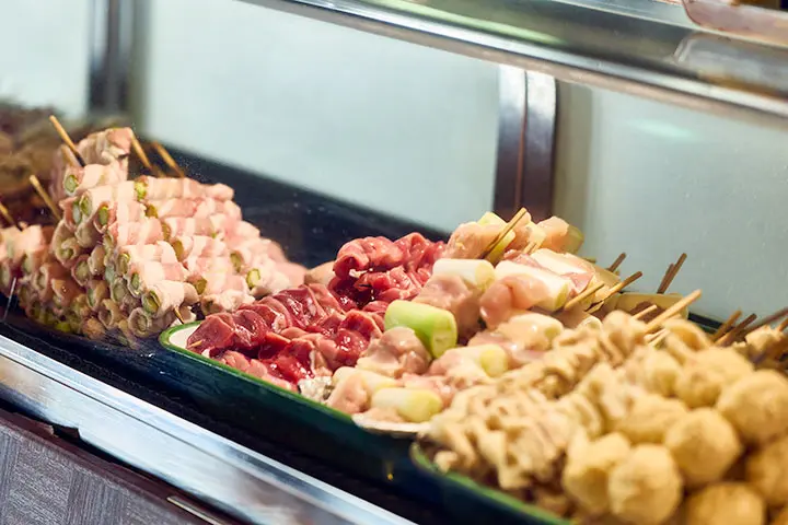 井筒屋のショーケースに並んだ串