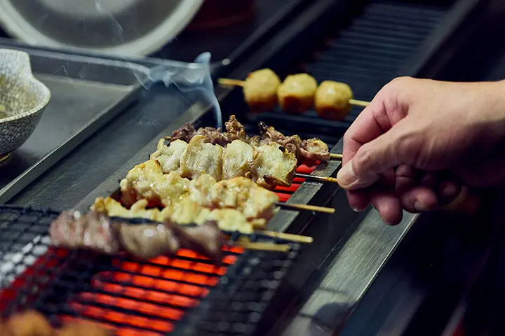 井筒屋の焼き場でやきとりを焼く