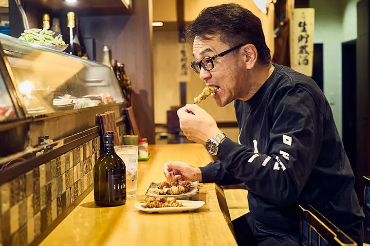井筒屋のぼんぼちを食べる丸尾さん