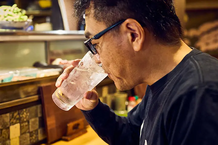 「いいちこ深薫」のソーダ割りを飲む丸尾さん