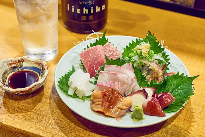 井筒屋の刺身盛り合わせ。マグロ、カンパチ、イカ、赤貝、タコ、シラウオ