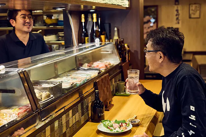 井筒屋の店主・川辺さんと談笑する丸尾さん