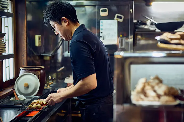 真剣な面持ちで焼き場に向かう井筒屋の店主・川辺さん
