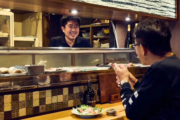 井筒屋の店主・川辺さんと談笑する丸尾さん