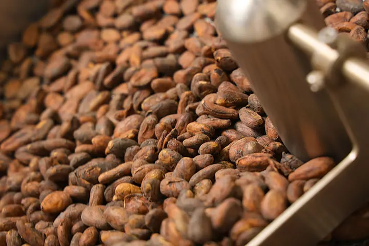 自社工房でカカオ豆を焙煎しているところ