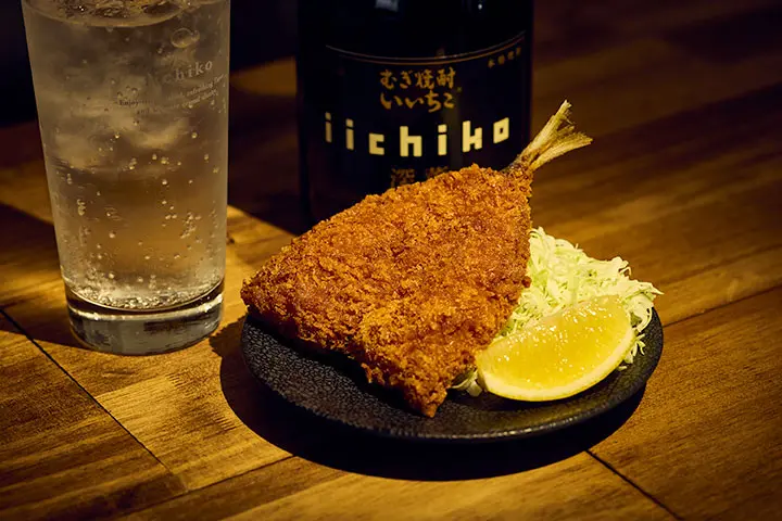 あじフライと「いいちこ深薫」のソーダ割り