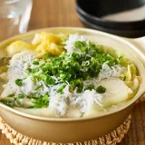 出汁いらずで滋味深い！ 白菜漬けしらす湯豆腐〈簡単！5分で焼酎おつまみ57〉