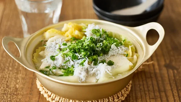 出汁いらずで滋味深い！ 白菜漬けしらす湯豆腐〈簡単！5分で焼酎おつまみ57〉