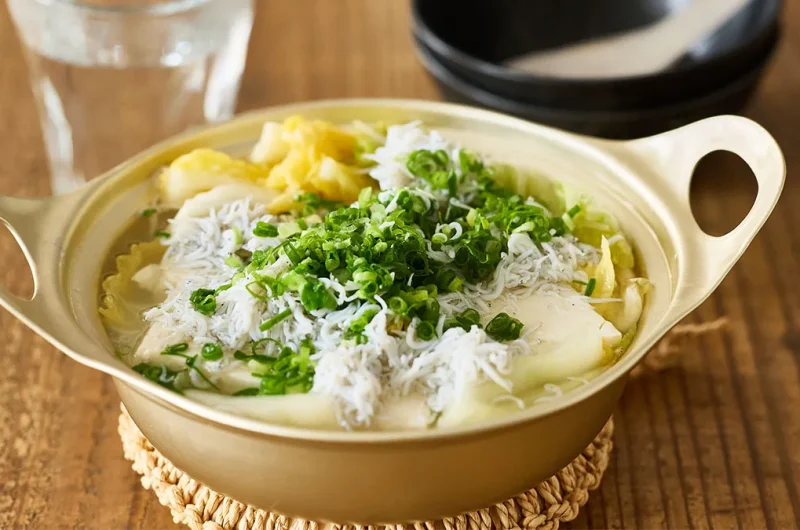 出汁いらずで滋味深い！ 白菜漬けしらす湯豆腐〈簡単！5分で焼酎おつまみ57〉