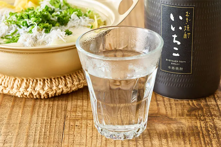 「白菜漬けしらす湯豆腐」には「いいちこ民陶くろびん」のお湯割りが合う！