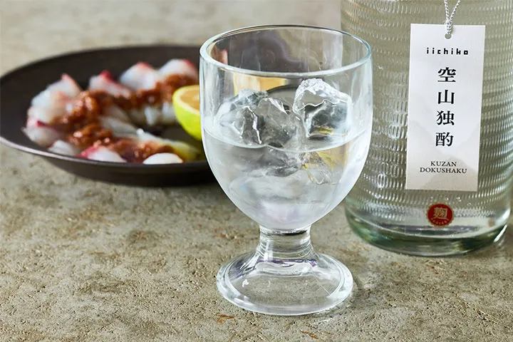 「鯛の煎り酒風カルパッチョ」には「いいちこ空山独酌」のロックが合う！