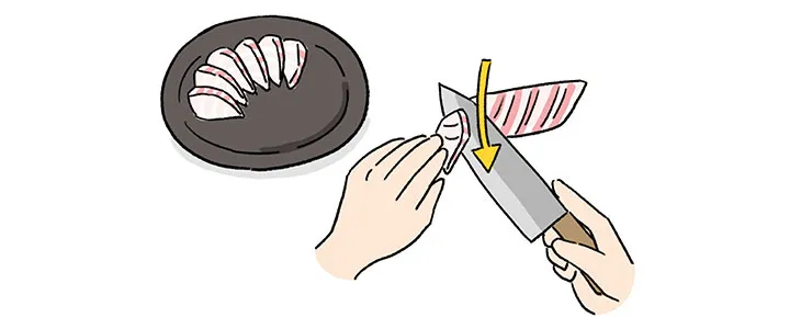 鯛のさくを薄くそぎ切りにし、皿に並べる。