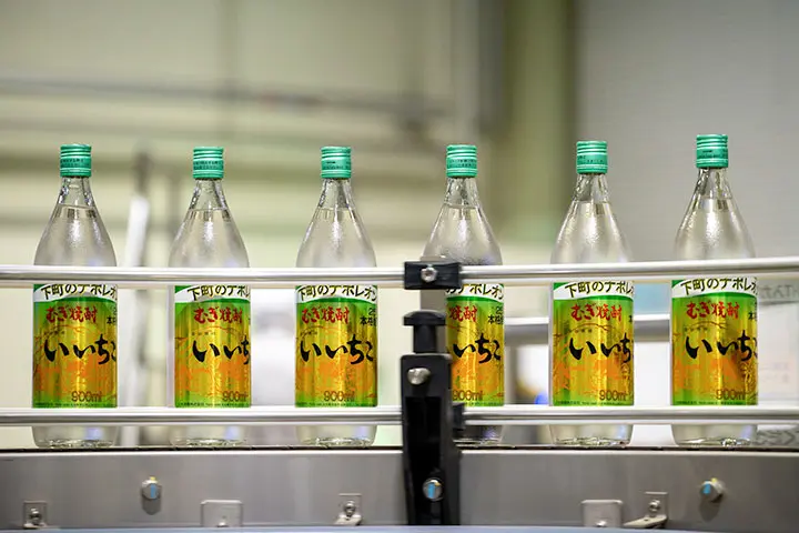 瓶詰めされた「いいちこ」（撮影・三井公一）