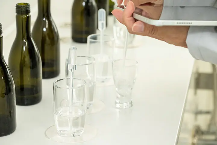 官能検査パネリストによる検査（撮影・三井公一）