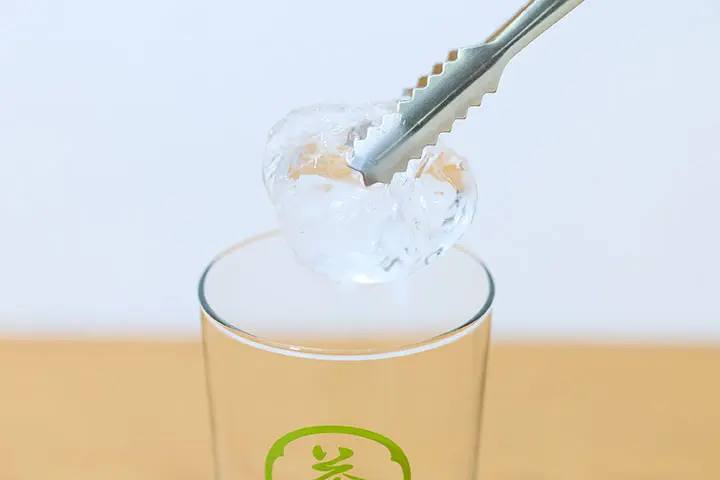 グラスに氷を入れる写真
