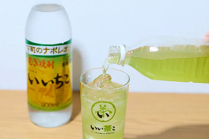 グラスに緑茶を注ぐ写真