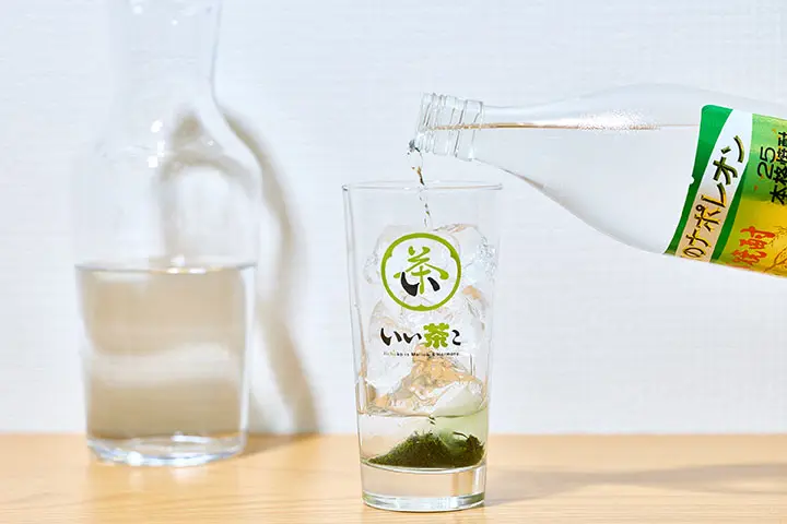 グラスに「いいちこ」を注ぐ写真