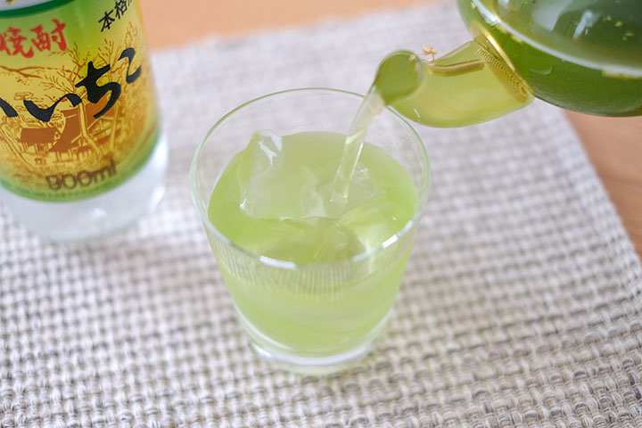 「究極のいい茶こ」を注ぐ写真