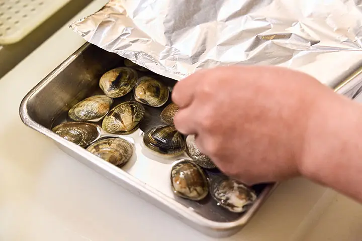 バットにアルミホイルを被せる様子