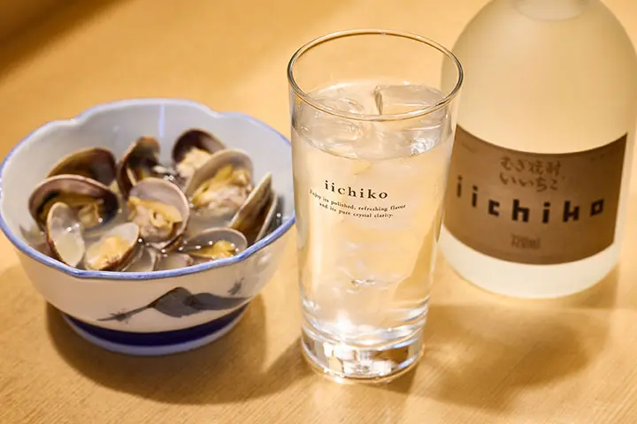 あさりの酒蒸しと「いいちこシルエット」の水割り