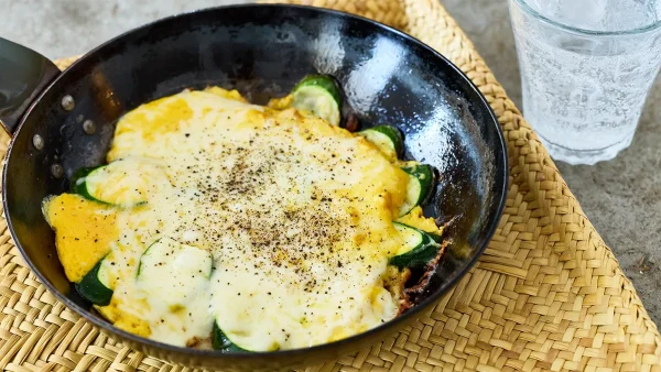 フライパン1つで！ ズッキーニピザ〈簡単！5分で焼酎おつまみ59〉