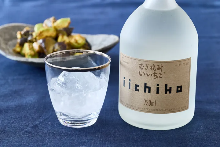 「アボカドとナスの甘辛ダレ」には「いいちこシルエット」のロックが合う！