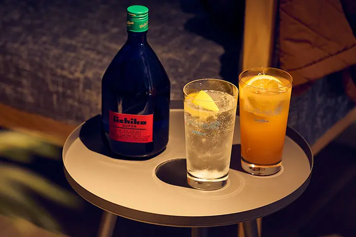 「iichiko SUPER」のボトルと2つのカクテル