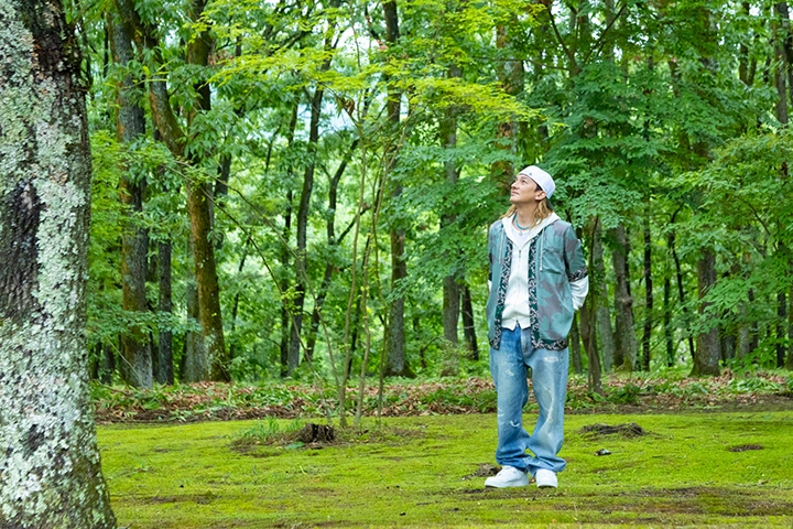 「いいちこ日田蒸留所」の緑の中にたたずむISSAさん
