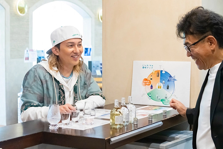 ブレンド用原酒のテイスティングが待ちきれないISSAさん