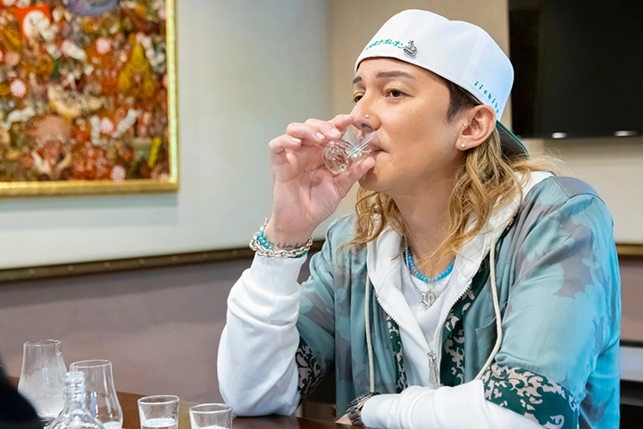 原酒をテイスティングするISSAさん